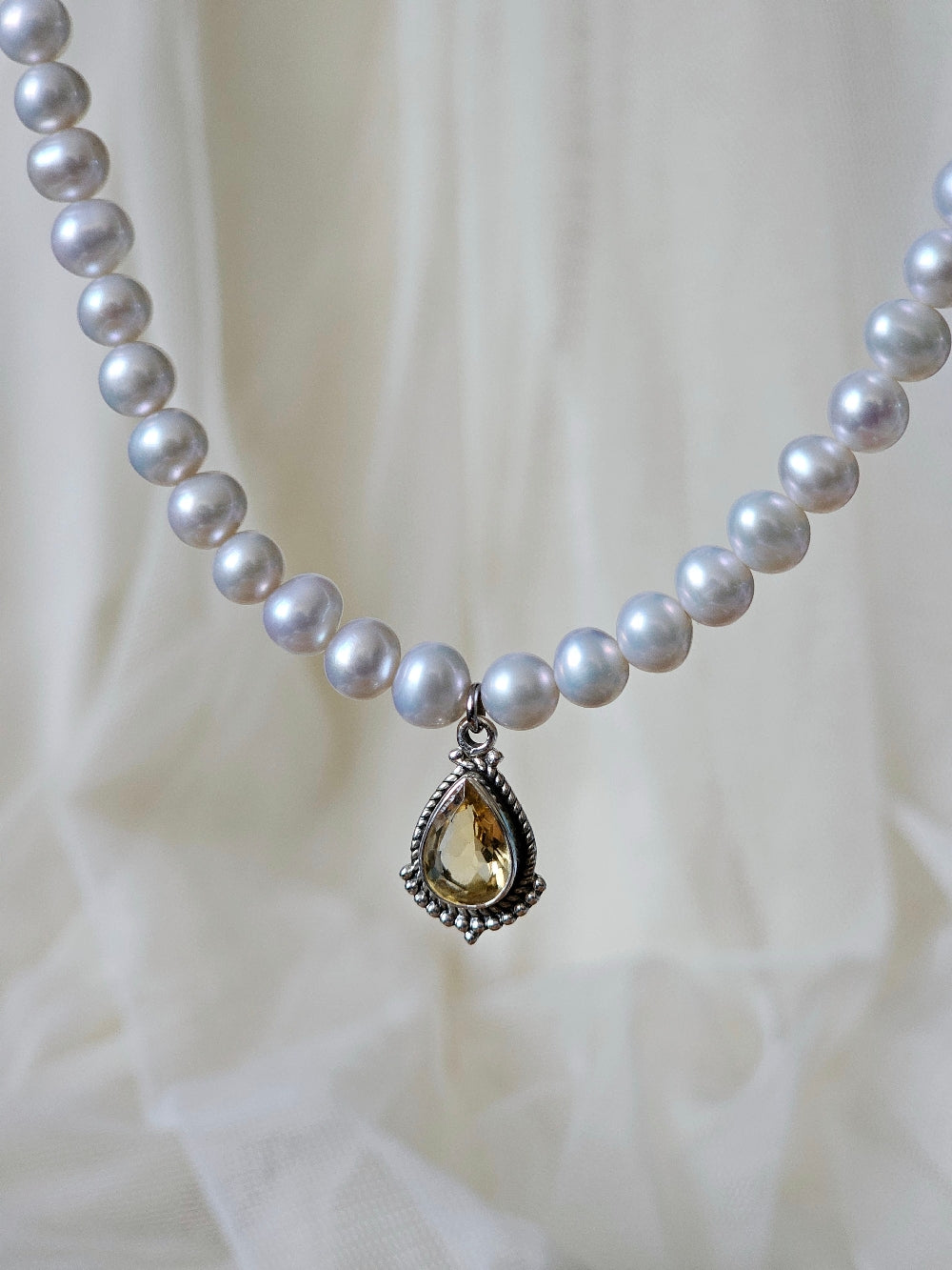 Collier tour de cou perles de culture d'eau douce et pendentif citrine