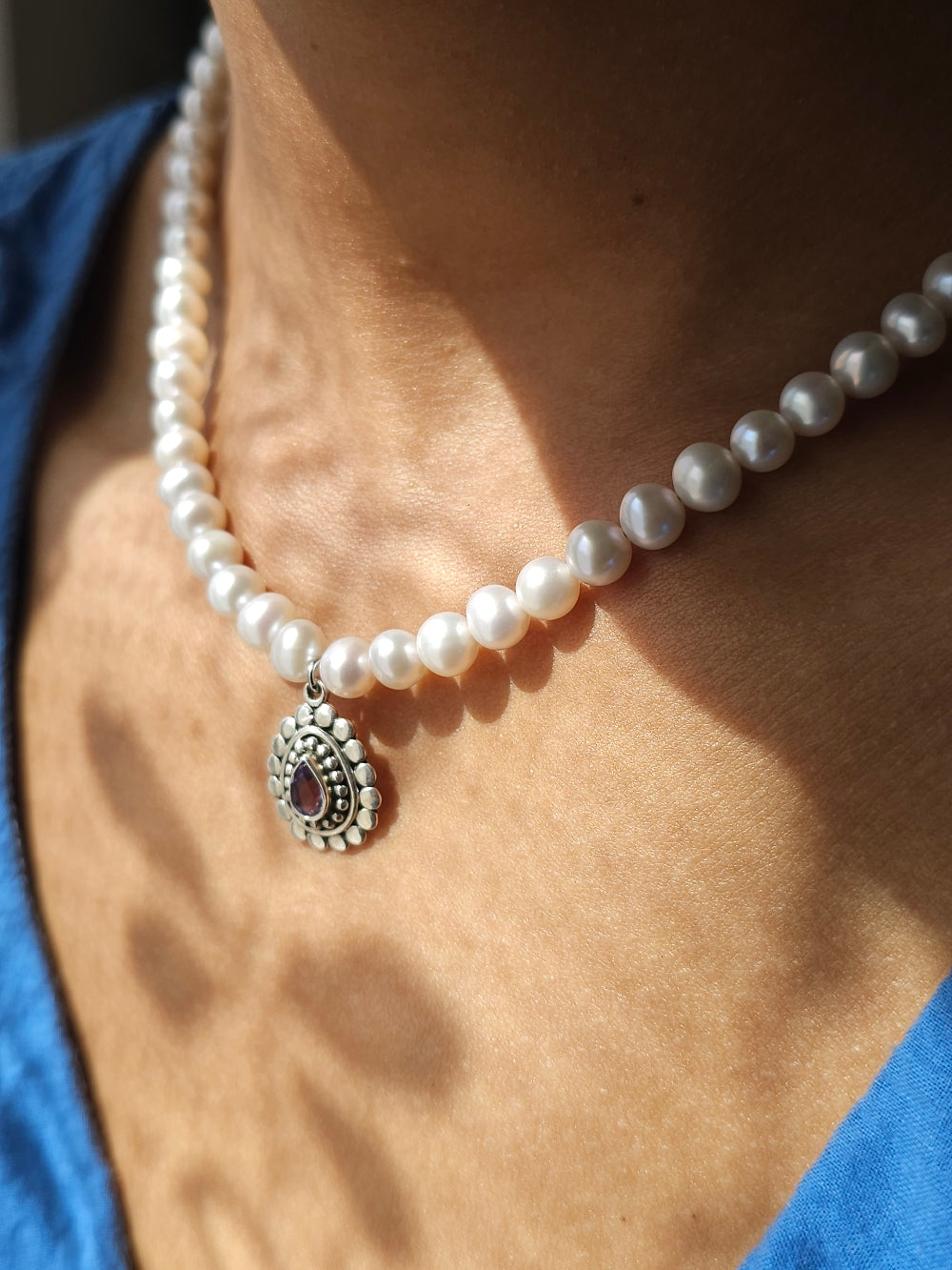 Collier tour de cou perles de culture d'eau douce et pendentif améthyste