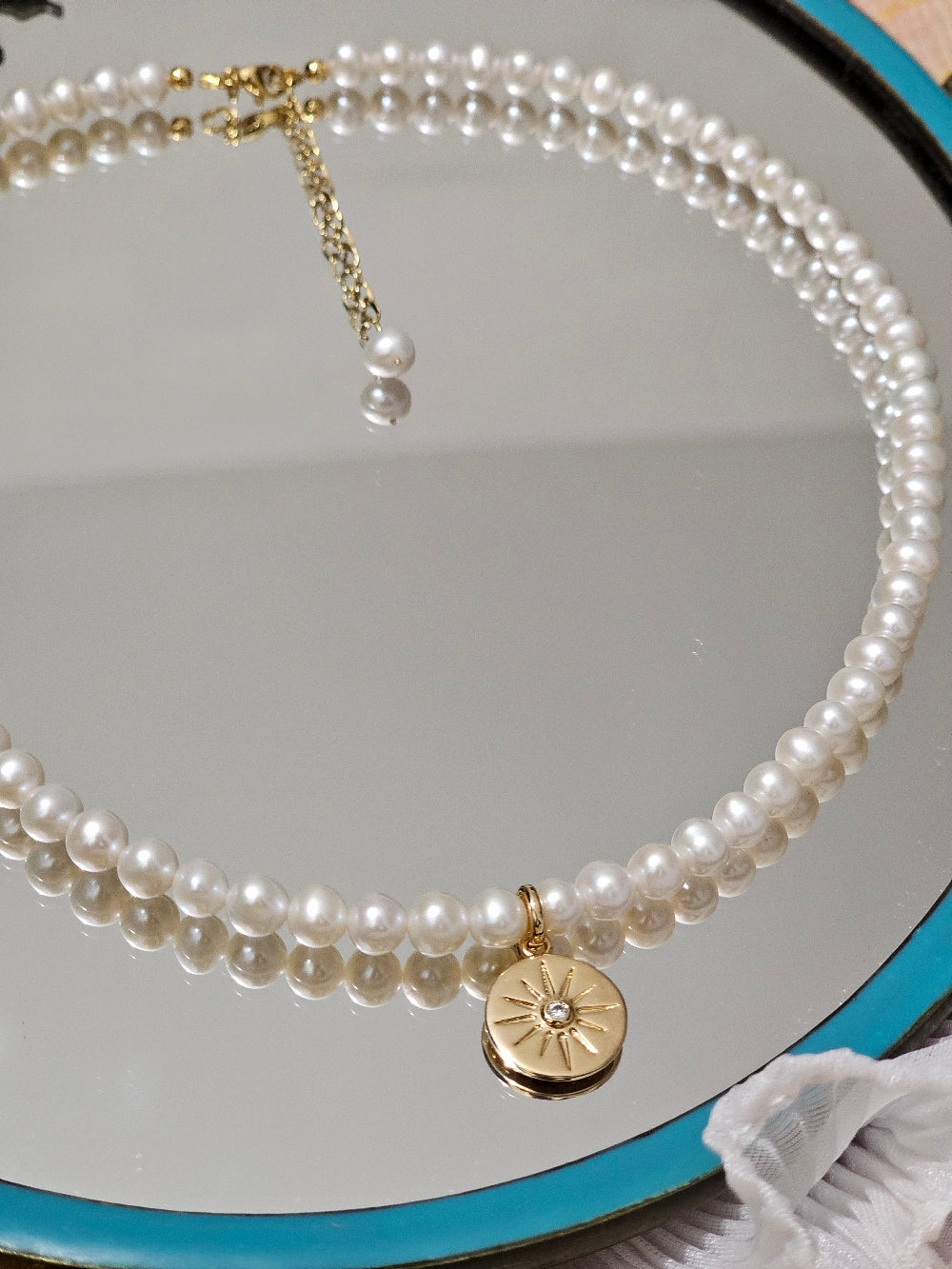 Collier tour de cou perles de culture d'eau douce et pendentif médaille étoile