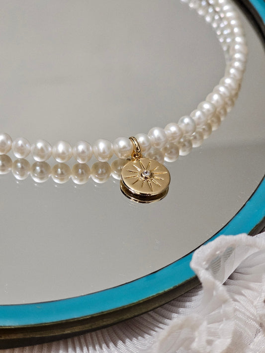 Collier tour de cou perles de culture d'eau douce et pendentif médaille étoile