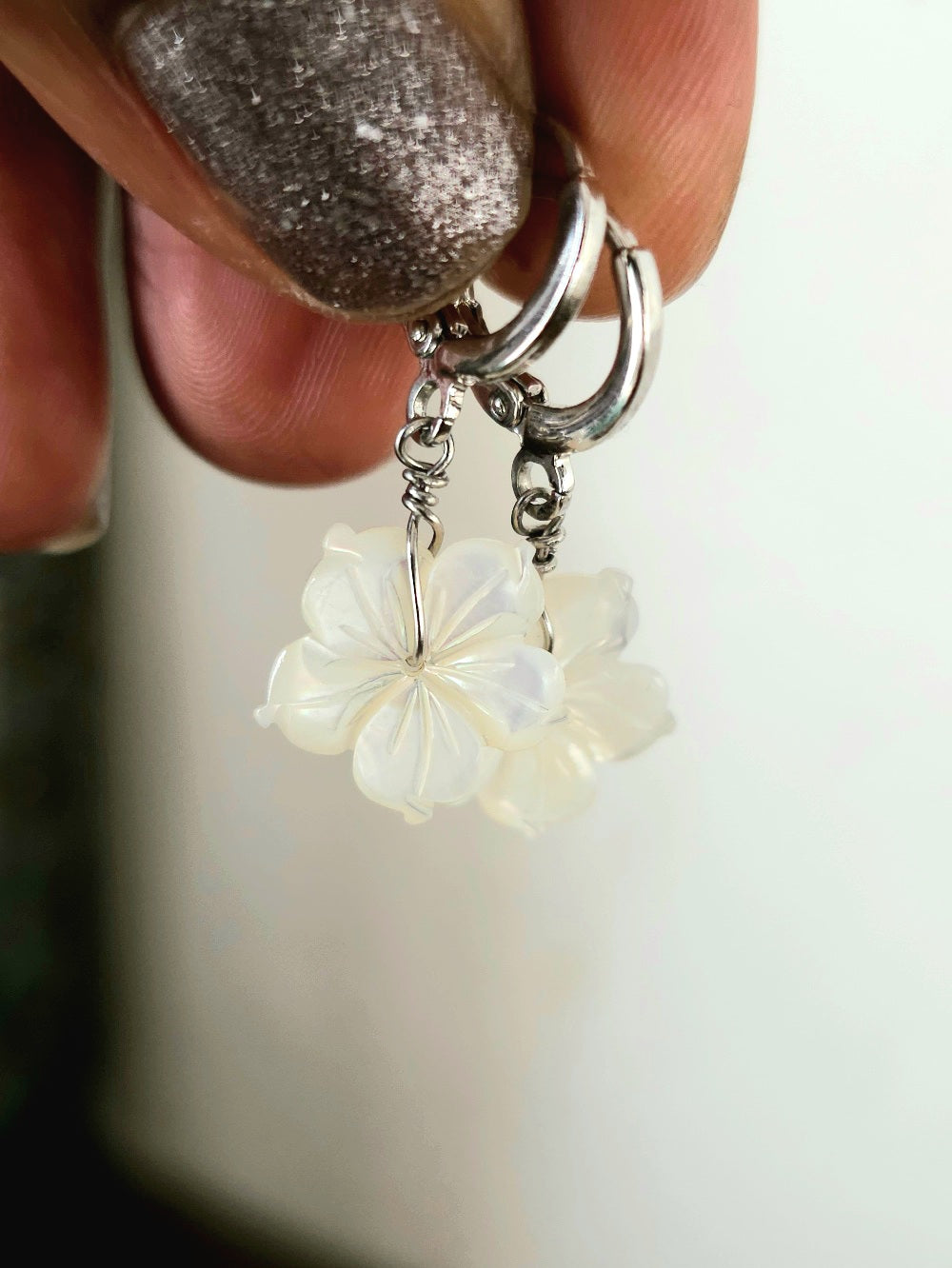 Mini-creoles fleur de tiaré en nacre et acier argenté