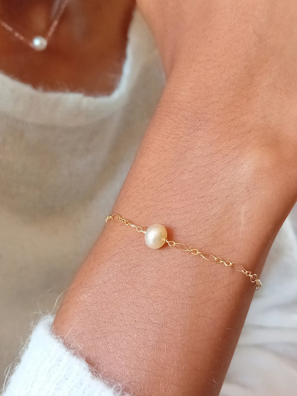 Bracelet Alba gold filled et perle de culture couleur pêche mailles alternées