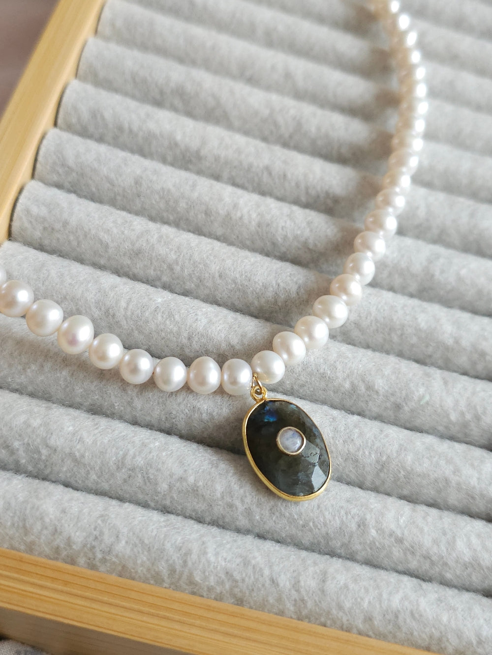 Collier perles de culture et pendentif gri-gri labradorite