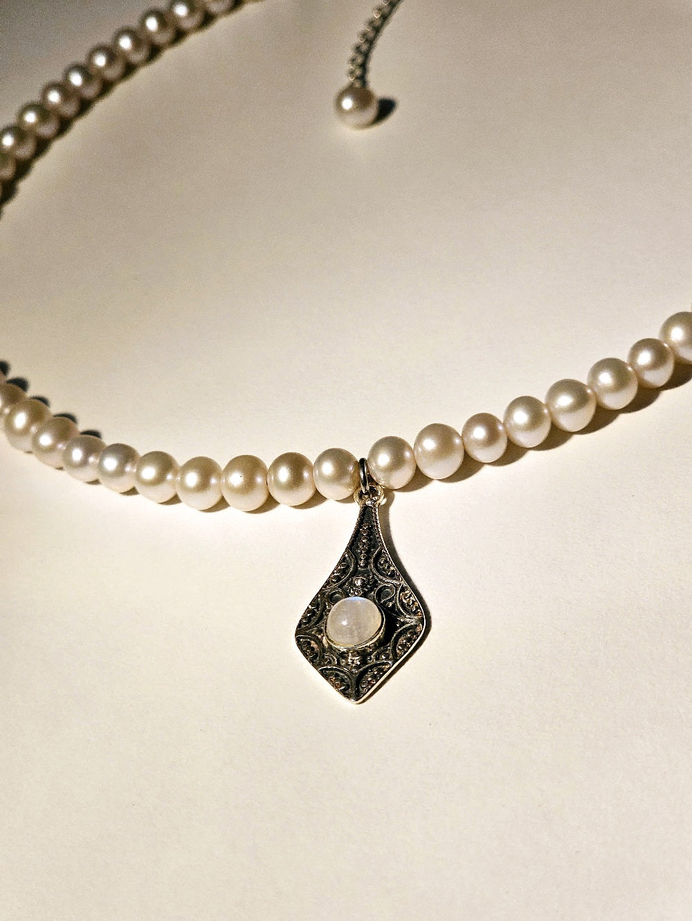 Collier tour de cou perles de culture et amulette pendule pierre de lune