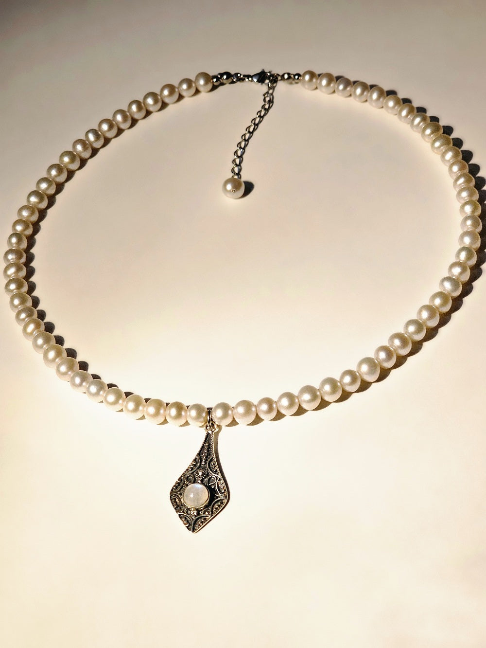 Collier tour de cou perles de culture et amulette pendule pierre de lune