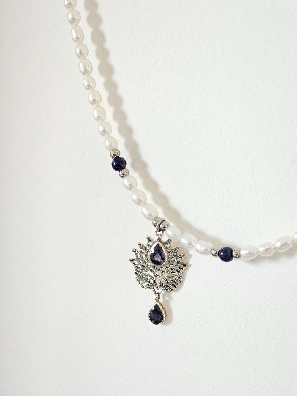 Collier perles de culture grains de riz et amulette fleur de lotus tanzanite