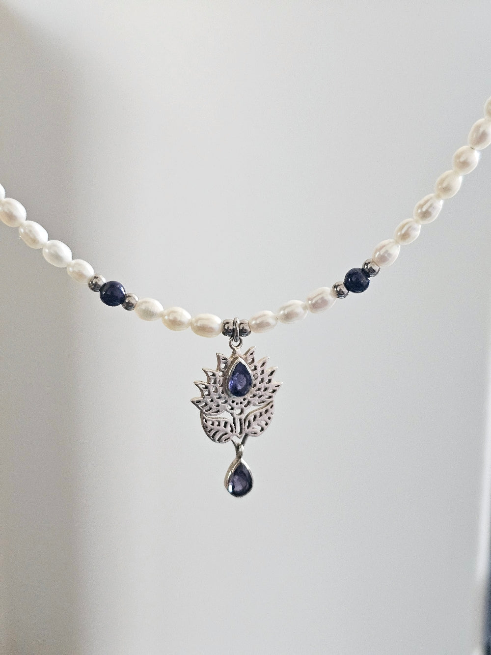 Collier perles de culture grains de riz et amulette fleur de lotus tanzanite