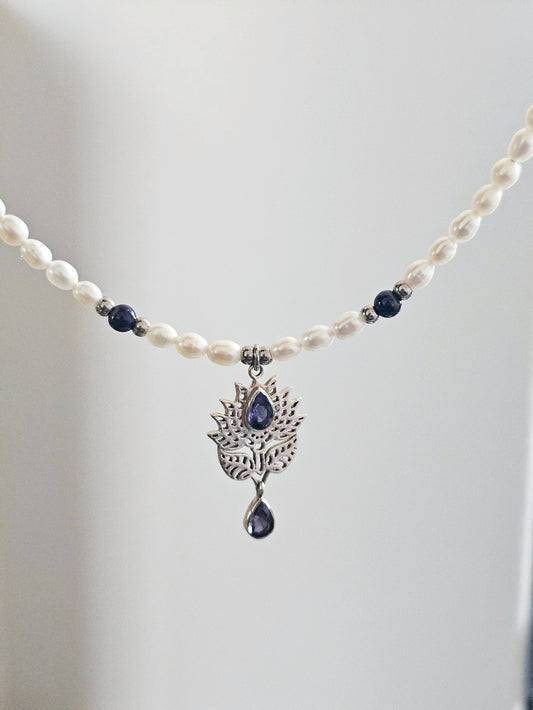 Collier perles de culture grains de riz et amulette fleur de lotus tanzanite