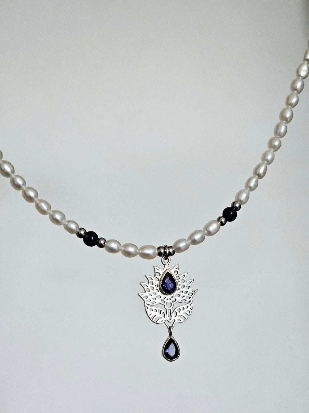 Collier perles de culture grains de riz et amulette fleur de lotus tanzanite