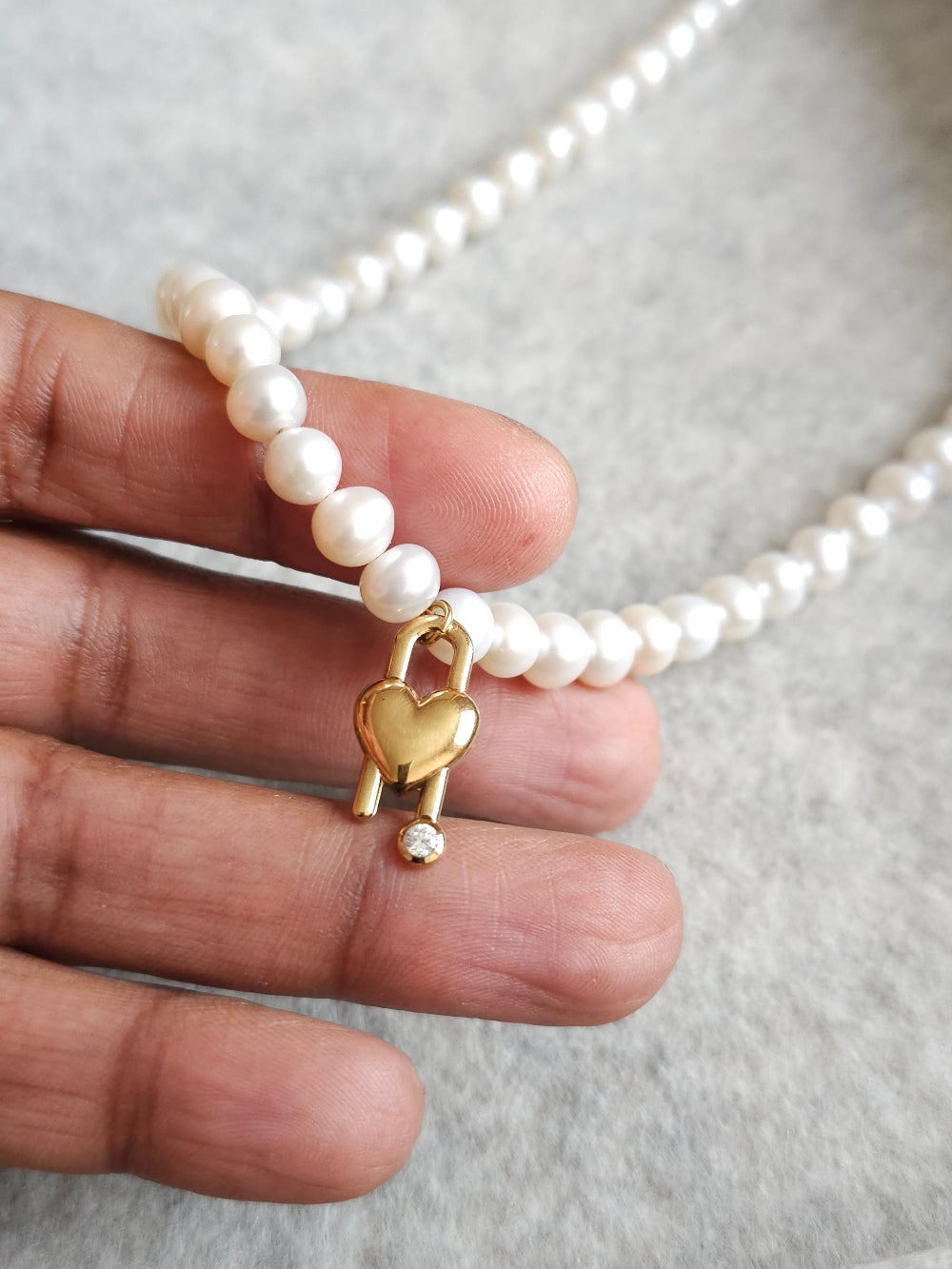 Collier perles de culture et pendentif coeur cadenas