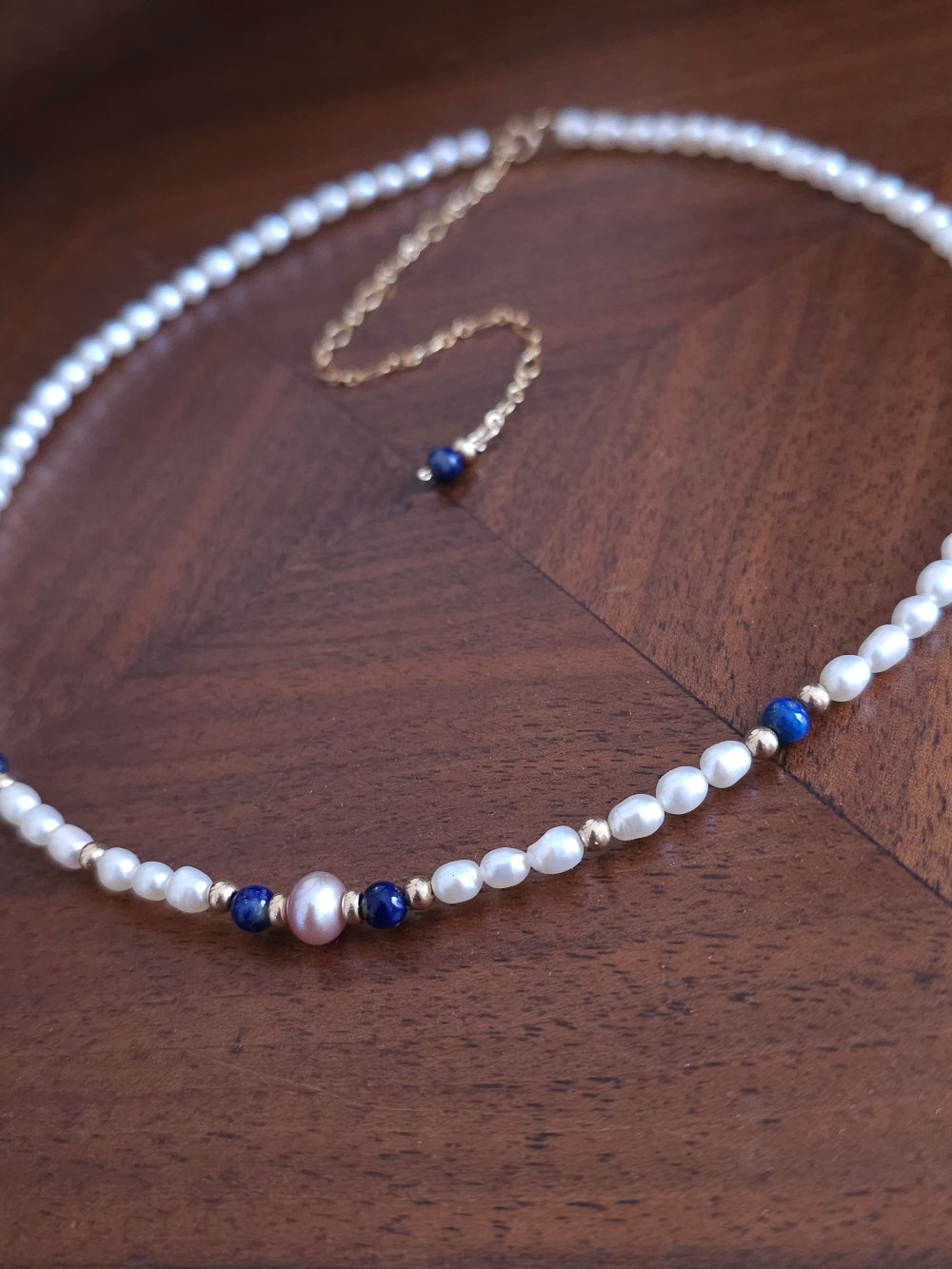 Commande personnalisée Patricia C. - Collier Azena gold filled lapis lazuli et tour de cou perles d'eau douce