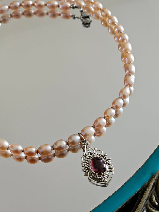 Collier perles de culture grains de riz rose saumon et grenat