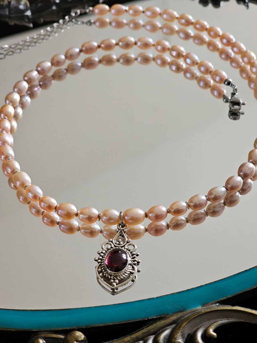 Collier perles de culture grains de riz rose saumon et grenat