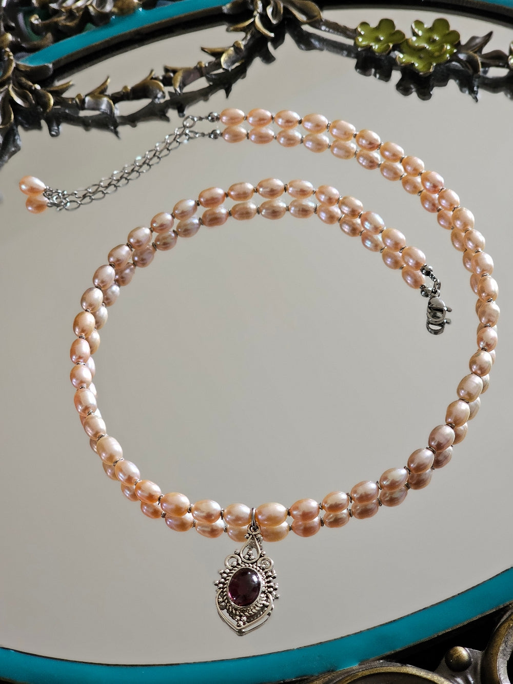 Collier perles de culture grains de riz rose saumon et grenat