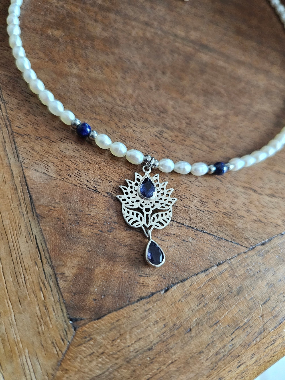 Collier perles de culture grains de riz et amulette fleur de lotus tanzanite