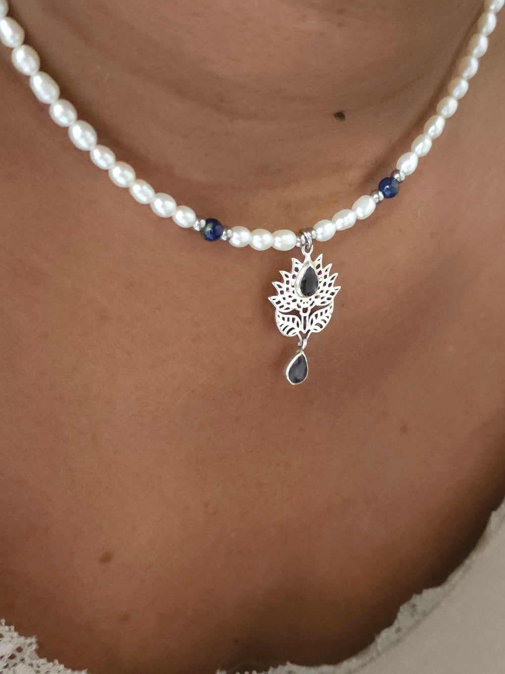 Collier perles de culture grains de riz et amulette fleur de lotus tanzanite