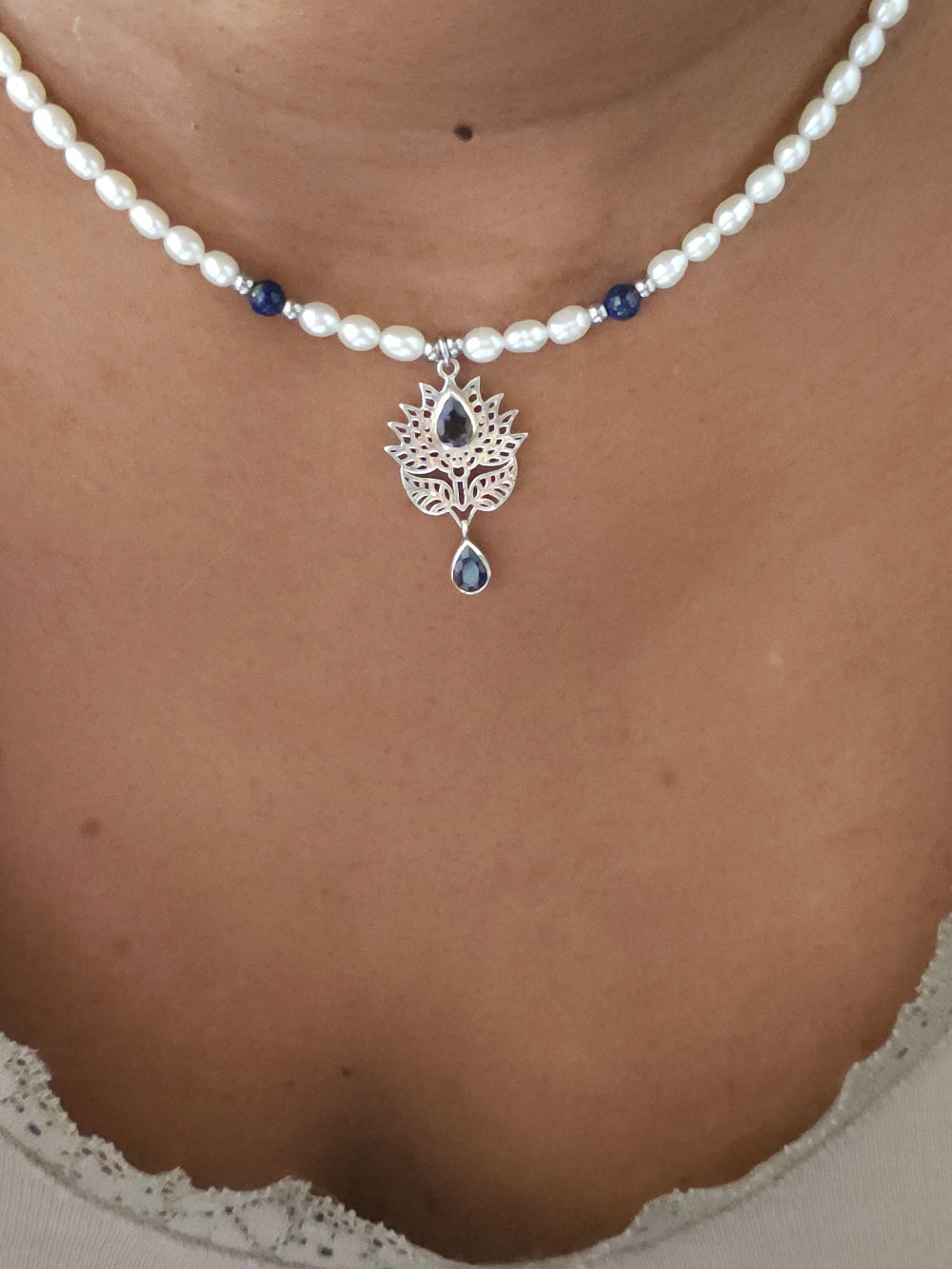 Collier perles de culture grains de riz et amulette fleur de lotus tanzanite