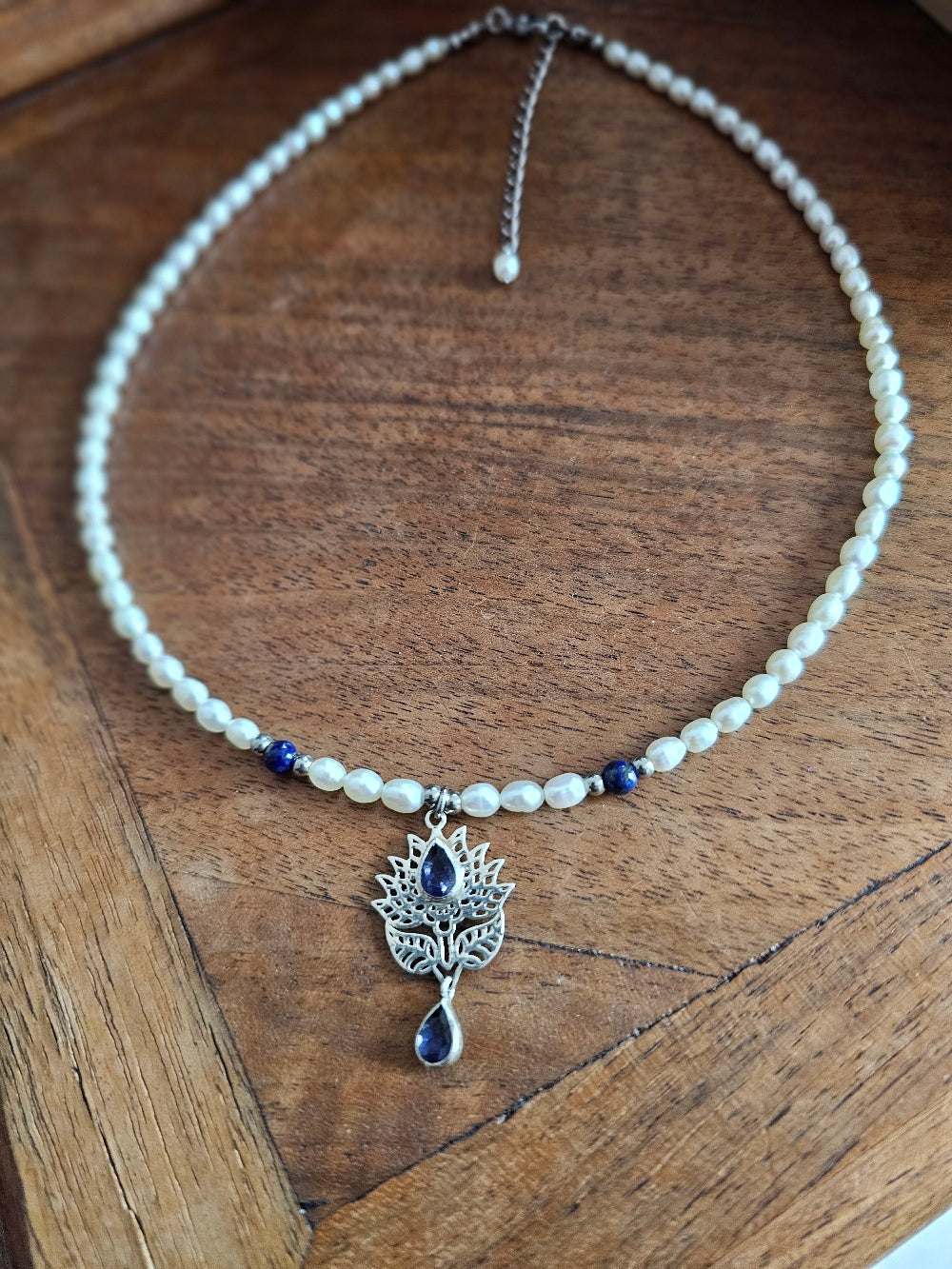 Collier perles de culture grains de riz et amulette fleur de lotus tanzanite