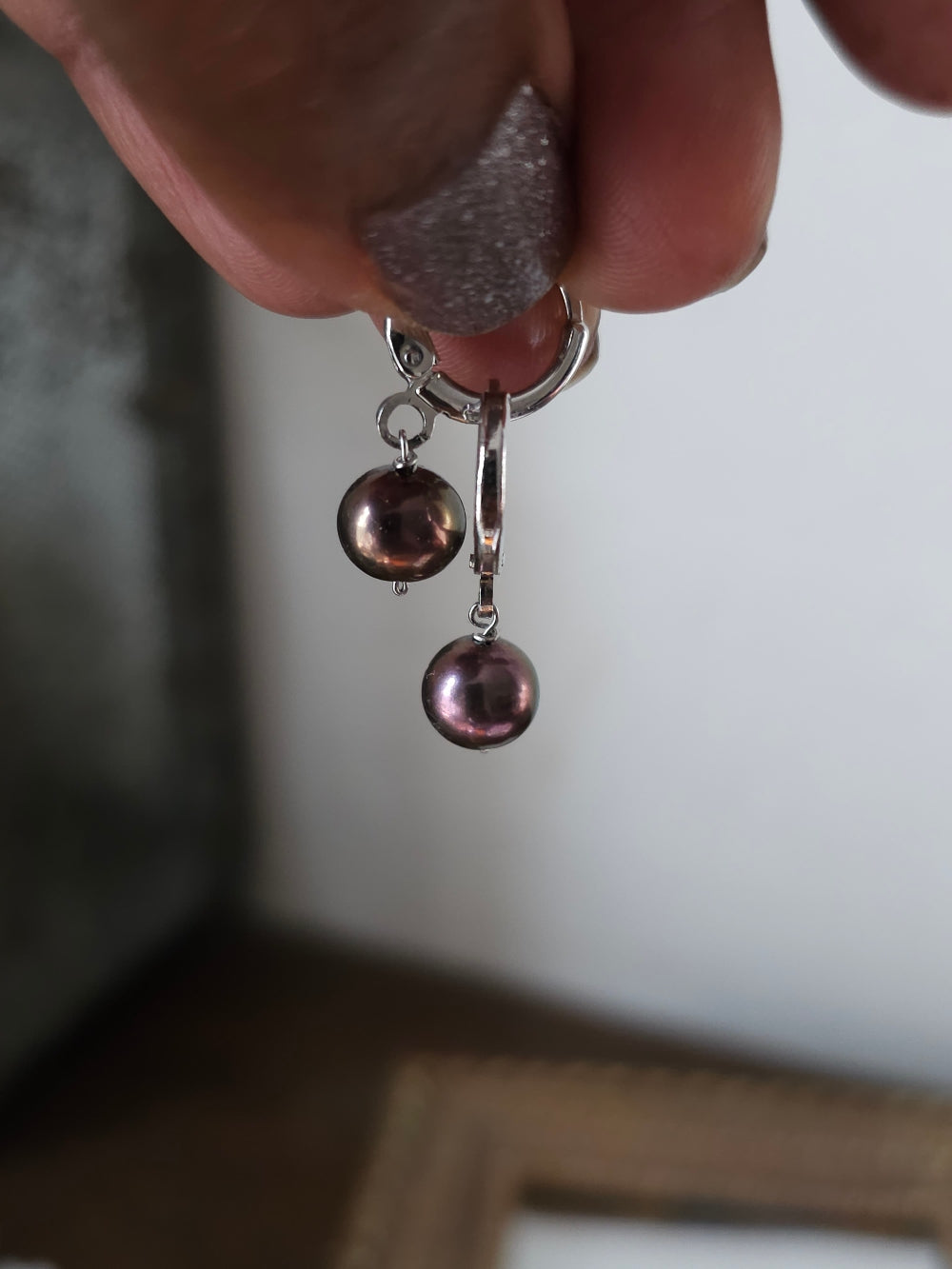 Mini-creoles acier argenté perle d'eau douce couleur aubergine Arya