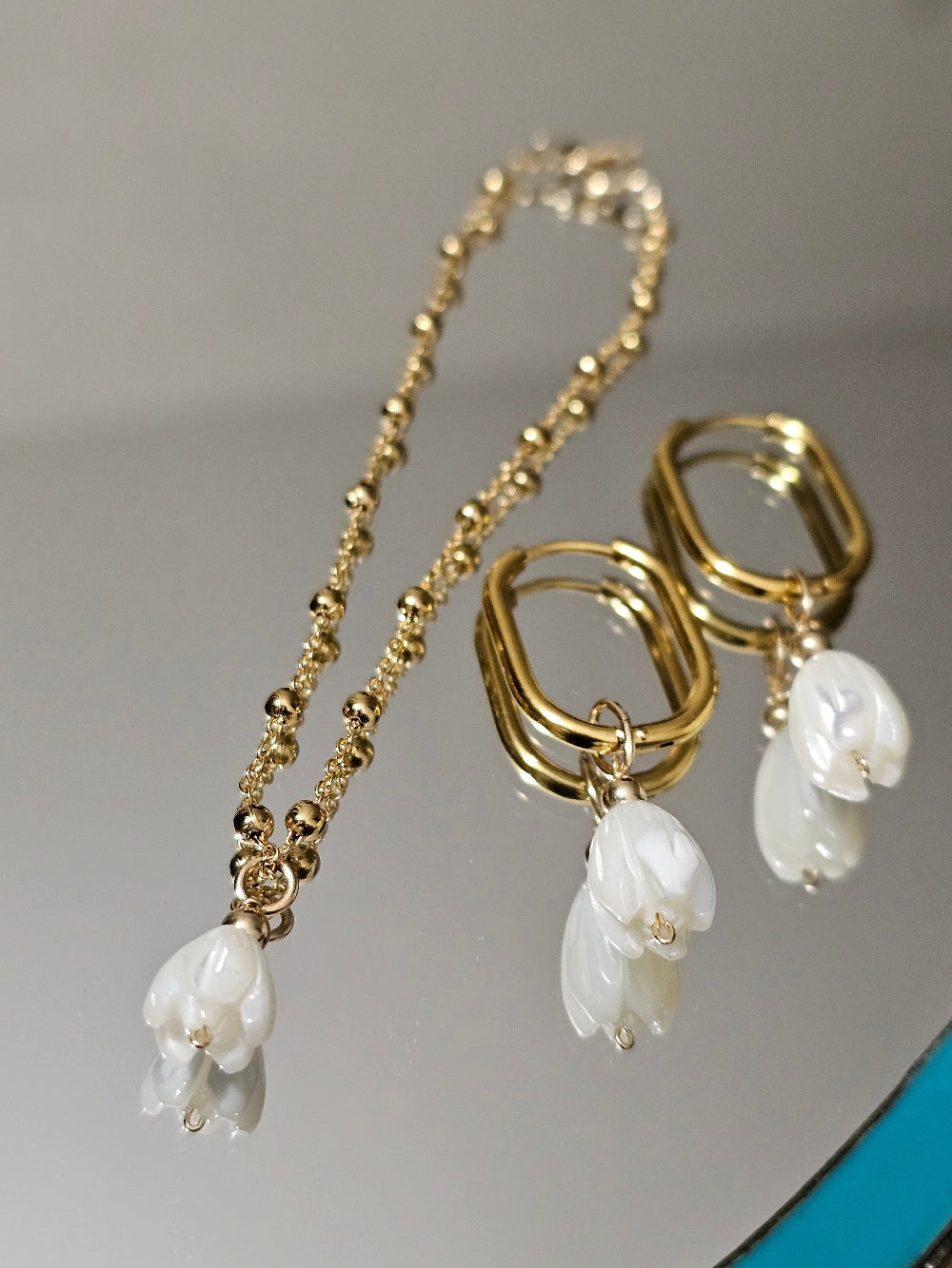 Commande personnalisée Johan D. - Créoles ovales fleurs de nacre et bracelet boules fleur de nacre