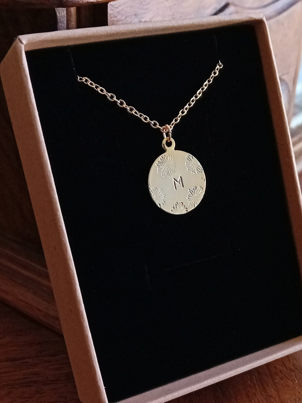 Collier pendentif médaille gravée fleurs et initiale, sur chaîne gold filled